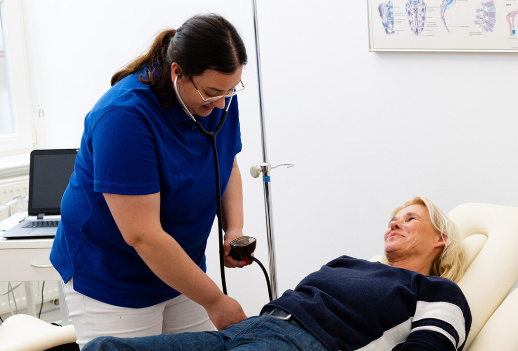 Hautbegasung-Beutelbegasung. Eine Patientin wird durch eine MFA behandelt.