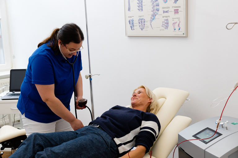 Eine MFA untersucht eine Patientin