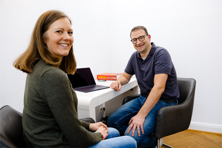 Dr. Stracke im Gespräch mit einer jungen Dame.