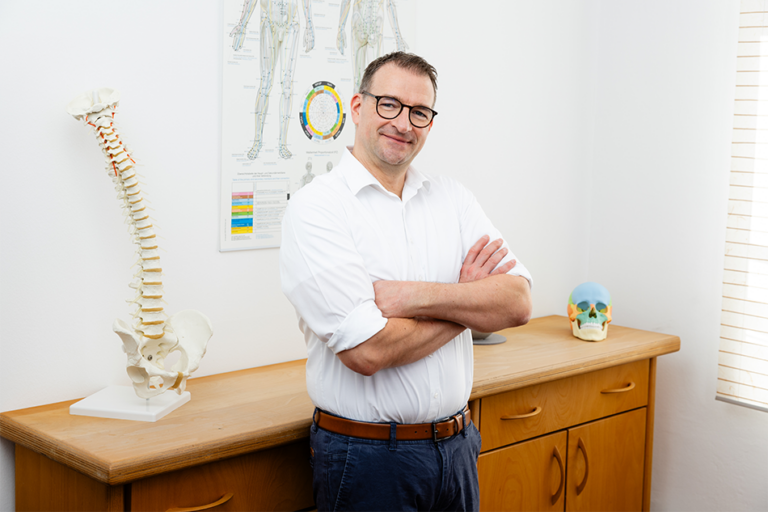 Dr. Stracke in seiner Praxis im Behandlungsraum.